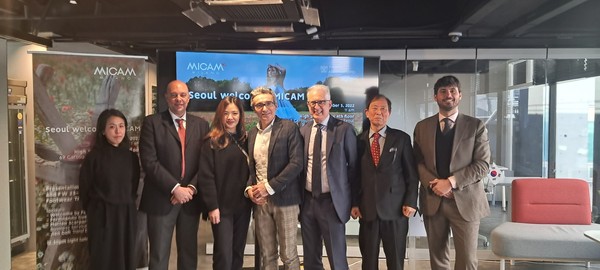 Ambassador Federico Failla of Italy (fifth from left) and Director Ferdinando Gueli of Italian Trade Commission (right) pose with Senior Vice Chairman Choi Nam-suk of The Korea Post media (sixth from left) with other participants in the teaser event of MICAM Milano in Seoul December 5.