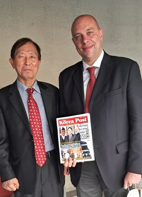 Director Ferdinando Gueli of Italian Trade Agency (right) poses with Senior Vice Chairman Choe Nam-suk of The Korea Post media.