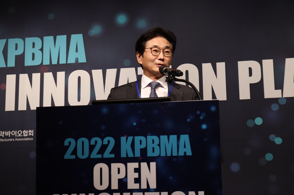 5일 서울 중구 웨스틴 조선호텔에서 열린 ‘2022 KPBMA 오픈 이노베이션 플라자’에서 원희목 한국제약바이오협회 회장이 ‘제약바이오산업의 성공 지름길 오픈 이노베이션’ 을 주제로 기조발표를 하고 있다.