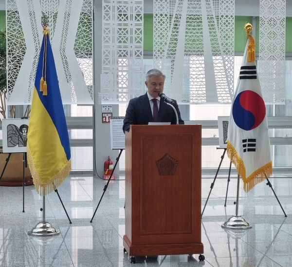 Ambassador Dmitro Ponomareko of Ukraine in Seoul delivers a welcoming speech.