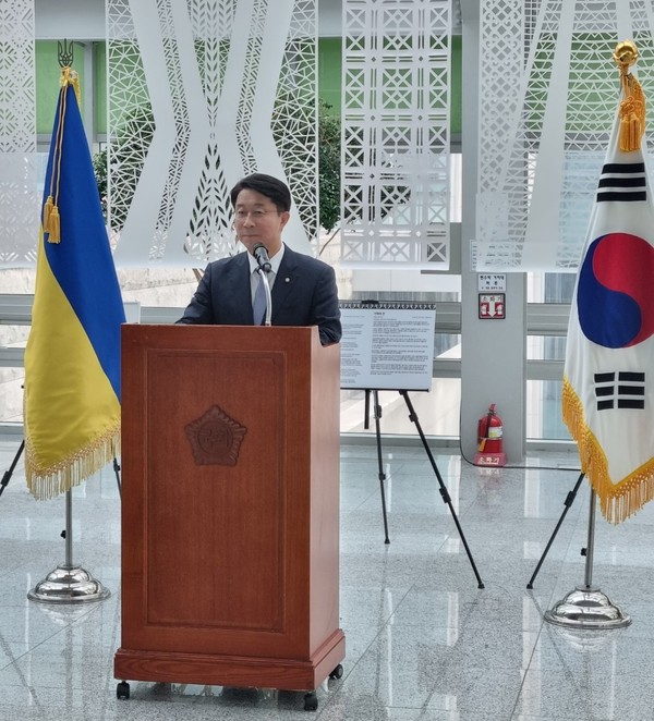 Rep. Cho Jeong-sik of the National Assembly (President of the Korea-Ukraine Friendship Association) delivers a welcoming speech.