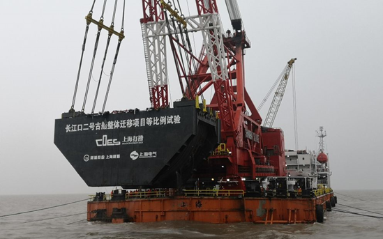 Photo taken on Jan. 26, 2022 shows the testing operation for the salvage of the Yangtze No. 2 Ancient Shipwreck in Shanghai. (Photo courtesy of the Shanghai Municipal Administration of Cultural Heritage)