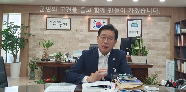 Mayor Jeon Jin-seon of the Yangpyeong County of Gyeonggi Province.His administration slogan is seen in the backdrop, which reads: “We will listen to the precious opinions of the citizens of the county and work together with them to make our county.
