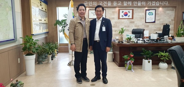 Mayor Jeon (right) poses with Chief Feature Editor Sung Jung-wook of The Korea Post after an extensive interview for publication by all five news media outlets of The Korea Post, 3 in English and 2 in the Korean language since 1985.