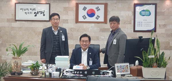  Mayor Jeon is flanked on the left by Chief  Country Secretary Hong Ju-pyo and Public Information Officer Kim Chan-soo on the right.