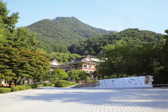 Yongmun-sa Buddhist Temple in the Yongmun-san Mountain area is famours for both Buddhist believers and non-believers.n Yangpyeong