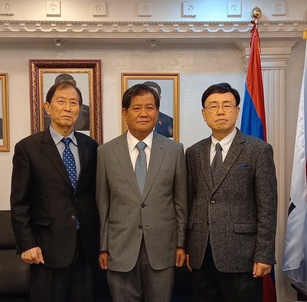 Amb. Songkane Luangmuninthone of Laos in Seoul (center) is flanked on the left by Executive Vice Chairman Choe Nam-suk and Managing Editor Kevin Lee of The Korea Post media on the right.