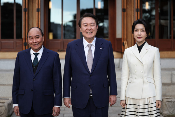 President Yoon Suk-yeol (center) and First Lady Kim Keon-hee (right) are taking a commemorative photo at Sangchunjae, Cheong Wa Dae, on Dec. 6 before holding a friendly meeting with Vietnamese President Nguyen Xuan Phuc.