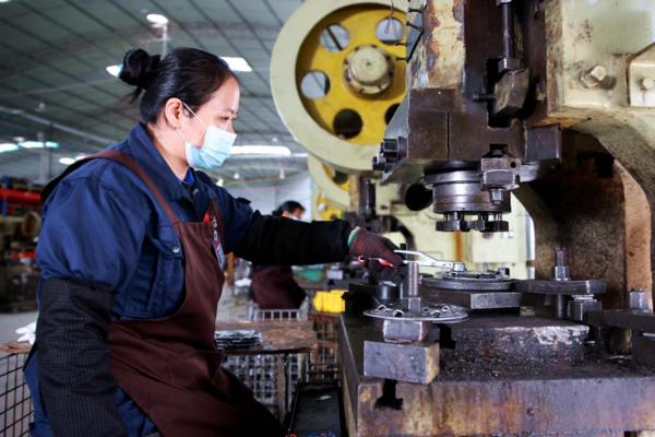 An employee works at a company manufacturing auto parts in Tongdao Dong autonomous county, Huaihua city, central China’s Hunan province, Nov. 11, 2022. The company develops, assembles and sells clutches, bearings, car bushings, and clamping yokes. All of its products are exported to Europe, the Middle East, Southeast Asia and other parts of the world. (Photo by Li Shangyin/People's Daily Online)