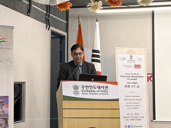 Indian Ambassador to Korea Amit Kumar is giving a welcome speech.