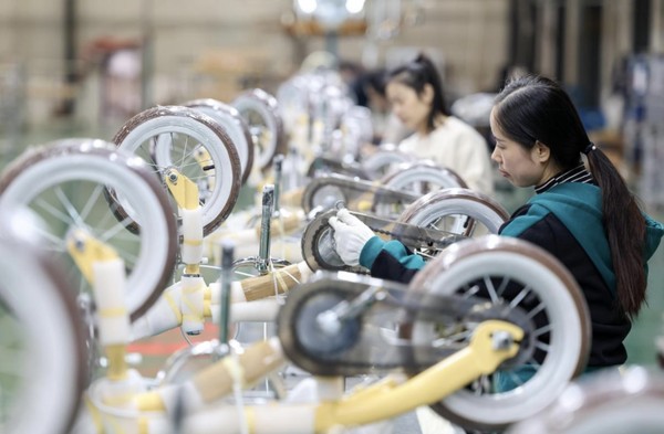 Workers assemble children's bicycles to be exported in a factory in Pingxiang county, Xingtai, north China's Hebei province, Oct. 26, 2022. (Photo by Chai Gengli/People's Daily Online)
