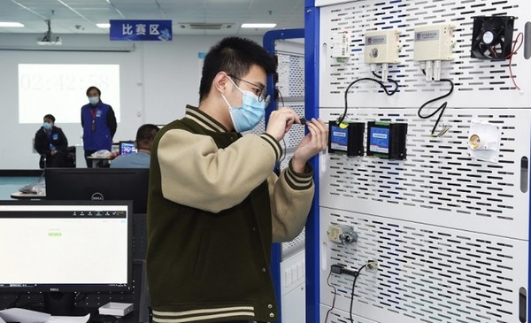 A man competes in the Zhejiang division of a national new profession and digital skills competition as a IoT device commissioner, November 2021. (Photo by Gong Xianming/People's Daily Online)