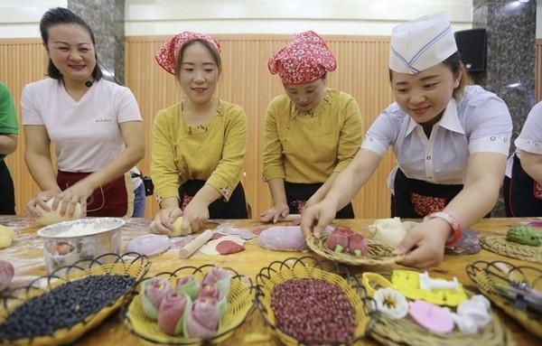 B&B managers make breakfast in a skills competition in Linyi, east China's Shandong province, June 2020. (Photo by Wang Yanbing/People's Daily Online)