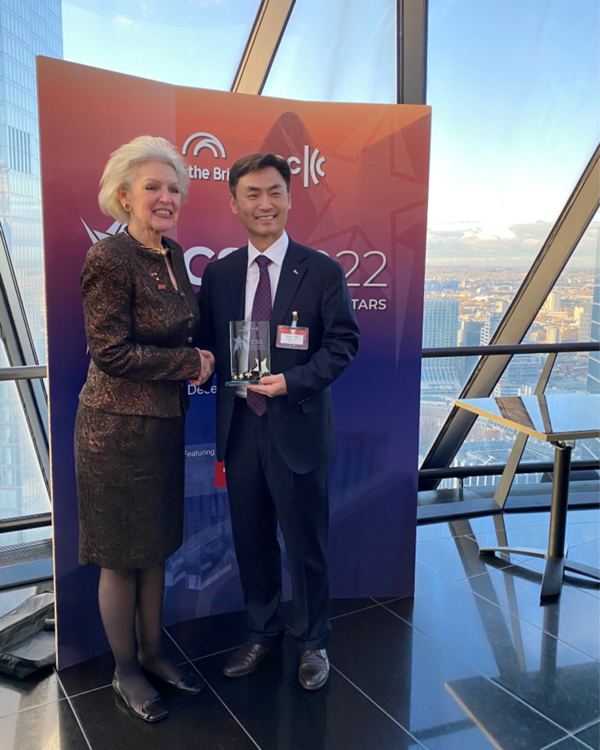 Park Seong-jin (right), chief of Industry-Academy-Research Cooperation at POSCO Holdings’ Next Experience of Technology Hub is taking a commemorative photo at the CSS Awards ceremony in London, United Kingdom on December 6.