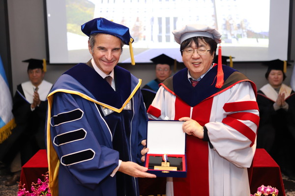 Mr. Rafael Mariano Grossi(left), Director General of the International Atomic Energy Agency (IAEA) has been awarded an honorary doctorate by the Busan University of Foreign Studies (BUFS). 