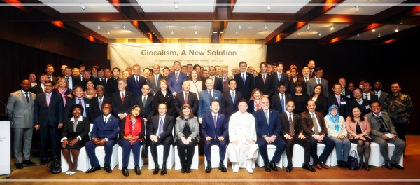 Chairman Lee Chul-woo of the Governors Association of Korea (also Governor of Gyeongsangbuk-do, 7th from right in the front row) and about 100 heads of foreign diplomatic missions in 78 countries are taking a photo after the 2022 Meeting with the Envoys of Foreign Diplomatic Missions in Korea.