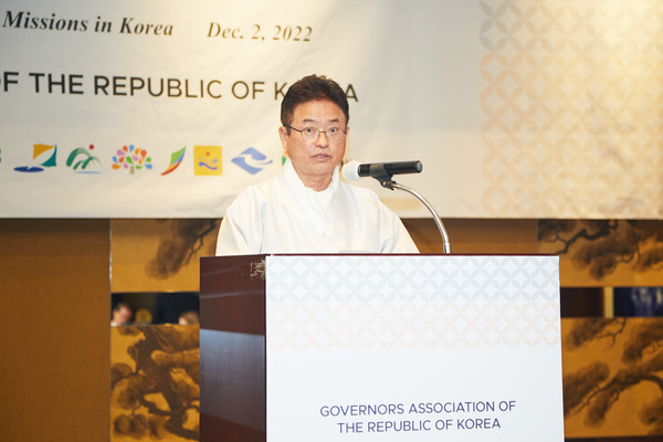 Chairman Lee Chul-woo of Governors Association of Korea is giving a greeting.