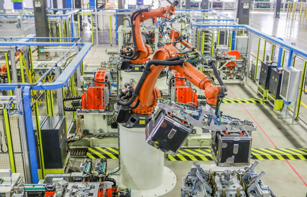 Robotic arms manufacture products in an intelligent factory in Hefei, east China's Anhui province, Nov. 12, 2021. (Photo by Xu Qingyong/People's Daily Online)