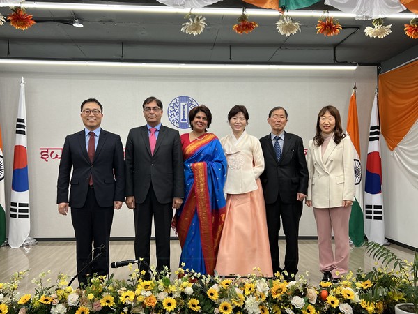 Photo shows, from left, Deputy Foreign Minister Choi Young-sam, Amb. Amit Kumar of India in Seoul, Surabhi Kumar, spouse of the Indian Ambassador, President Kim Kyeong-sook of the Korean Food Promotion Institute, Vice Chairman Choe Nam-suk of The Korea Post, and Director General Kang Yun-jin of the Ministry of Patriots and Veterans Affairs.