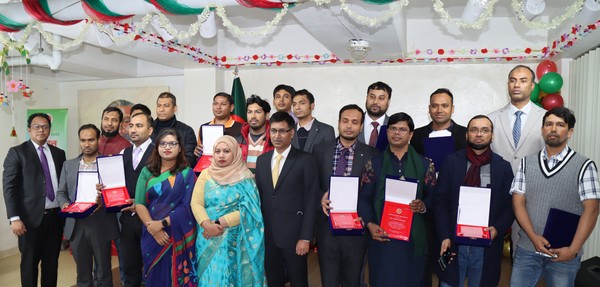 Ambassador Delwar Hossain (sixth from left in the front row) poses with awardees at the “Int’l Migrants Day-2022” event held at the Embassy premises in Seoul on Dec. 18, 2022.
