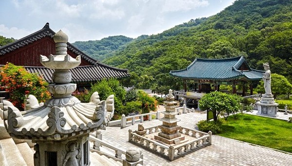 The Hoeryeong-sa Buddhist Temple on Sapae-san Mountain in the Uijeongu City.