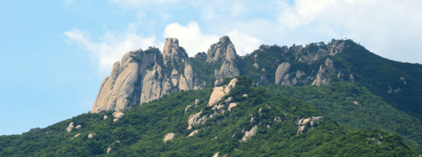 The Wondobong-san Mountain in Uijeongbu is between this city and the northern region of the Seoul Metropolitan City.