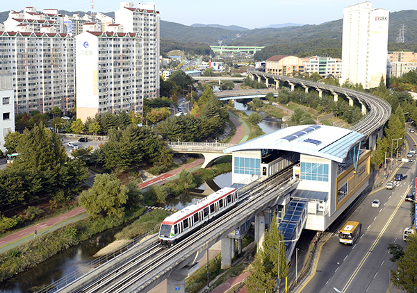  Light electric train line in the Uijeongbu City.