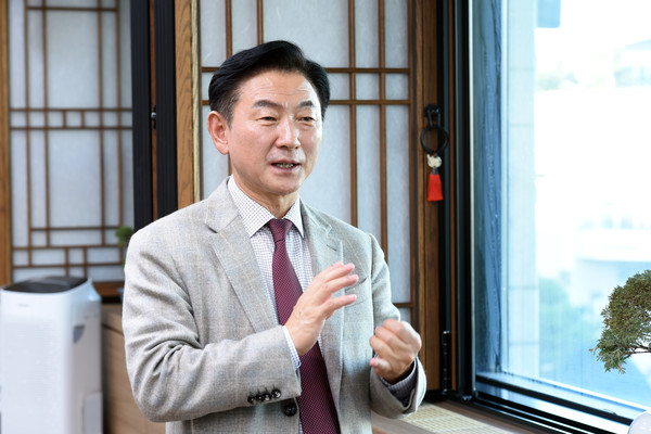 Mayor Kim Dong-geun of the Uijeongbu City is strongly interested in the promotion of his city, especially in the use of the large land estate vacated by the former U.S. troops who moved to the Pyeongtaek area south of Seoul.