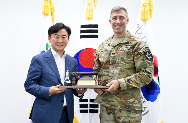 Mayor Kim poses with the commanding general of the U.S. Army 2nd Infatry Division that formerly was stationed in the Uijeongbu region.