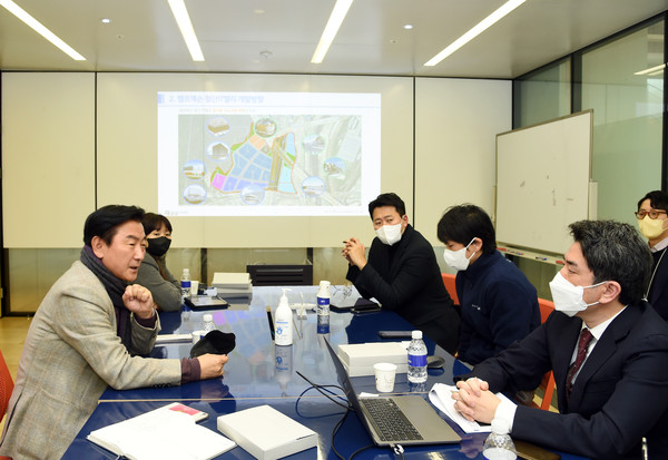 Mayor Kim (left) listens to the ideas of the Korean business representatives at his office in Uijeongbu concerning his plan to invite business enterprises to move into his city region.