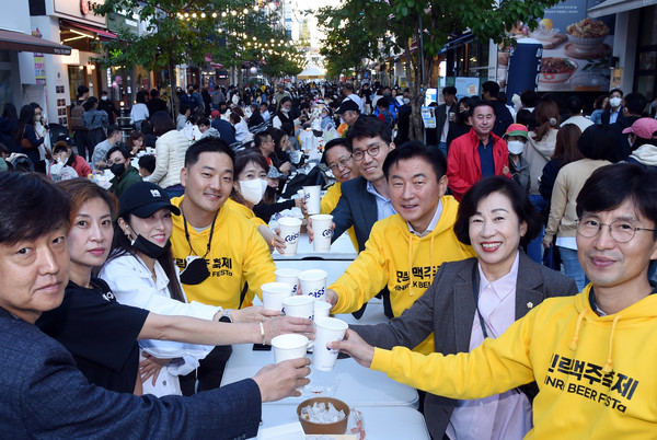 Mayor Kim (third from right) joins toast with participating city representatives at the Minrak Beer Festival, including Assemblyperson Kwon An-na at second from right.