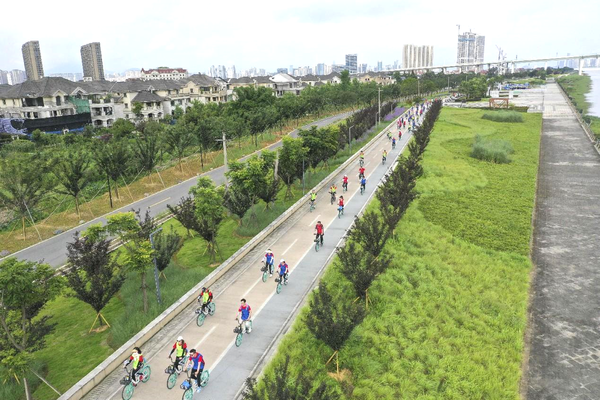 People ride on a bike lane in Lucheng district, Wenzhou, east China's Zhejiang province, June 26, 2022. (Photo by Su Qiaojiang/People's Daily Online)