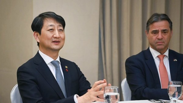Minister for Trade Ahn Duk-geun (left) meets with Hungary’s Minister of Foreign Affairs and Trade Péter Szijjártó on Dec. 20 at the Lotte Hotel in Seoul to seek cooperation in trade and investment promotion.