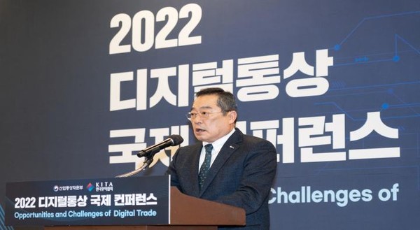 Christopher Koo, chairman of KITA, delivers a speech at the “Opportunities and Challenges of Digital Trade Conference 2022” held at COEX in Samseong-dong, Seoul on Dec. 21.