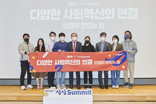 KT&G가 지난 22일 서울 성동구 ‘KT&G 상상플래닛’에서 소셜벤처 생태계 활성화를 위한 전문가 포럼인 ‘제5회 상상서밋(Summit)’을 개최했다.  이상학 KT&G 지속경영본부장(가운데)과 행사에 참여한 각계 전문가 및 청년창업가들이 포럼을 마치고 기념 촬영을 하고 있다.