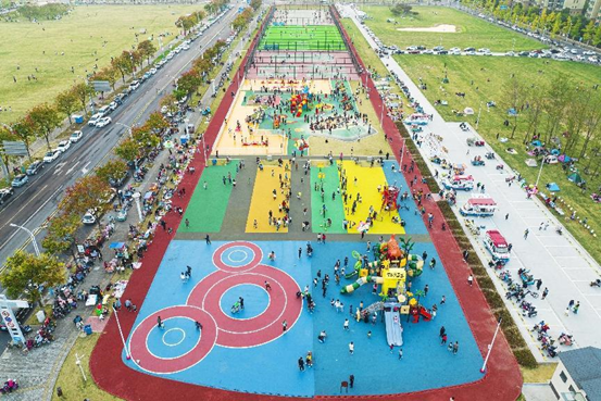 People spend the weekend in a sports park in Suqian, east China's Jiangsu province, Oct. 22, 2022. (Photo by Wei Qiyuan/People's Daily Online)