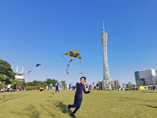 A boy flies a kite near the Canton Tower in Guangzhou, south China's Guangdong province, April. 3, 2022. (Photo by Wang Guorong/People's Daily Online) 