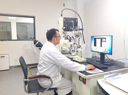 A researcher operates a field emission scanning electron microscopy in a testing center of Southwest Jiaotong University. (Photo from scol.com.cn) 