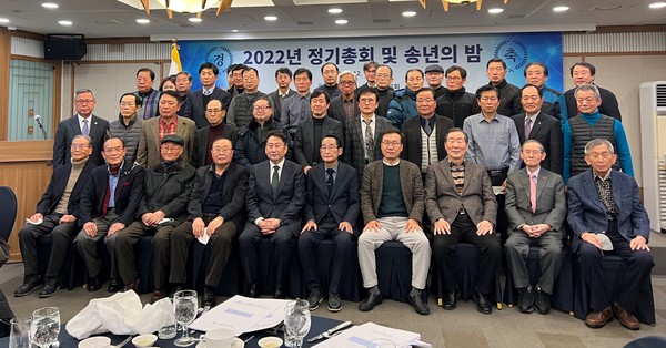 ‘Old Boys’ of The Herald Media pose for the camera at their year-end party held at the Press Center in Seoul on Dec. 22, 2022. Among them, Publisher-Chairman Jeon Chang-hyeop of The Korea Herald media and Chairman Park Haeng-hwan of the “Old Boys’ Club” (fifth and sixth from left, front row, respectively) are seen with Publisher-Chairman Lee Kyung-sik of The Korea Post media and Executive Vice Chairman Lee Joong-kang of the Club at second and third from right, front row, respectively. 