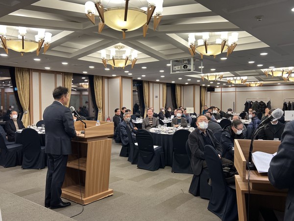 A partial view of the year-end party venue with Publisher-Chairman  Jeon Chang-hyeop speaking behind rostrum in the Korea Press Center introducing the guests.