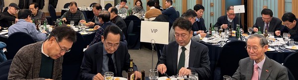 Photo shows, from left, Advisor Kwon Chung-won, Chairman Park Haeng-hwan, Publisher-Chairman Jeon Chang-hyeop, and Lee Kyung-sik of The Korea Post media.