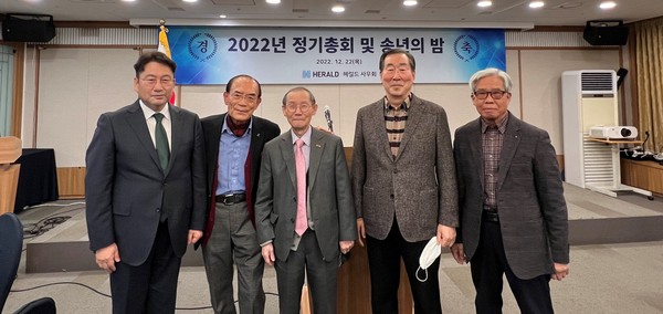 Publisher-Chairman Lee Kyung-sik of The Korea Post media (center) takes a commemorative photo with participants at the year-end party of "Old Boys" at the Press Center in Seoul on Dec. 22, 2022. Publisher-Chairman Jeon Chang-hyeop of The Korea Herald media is seen at the far left.