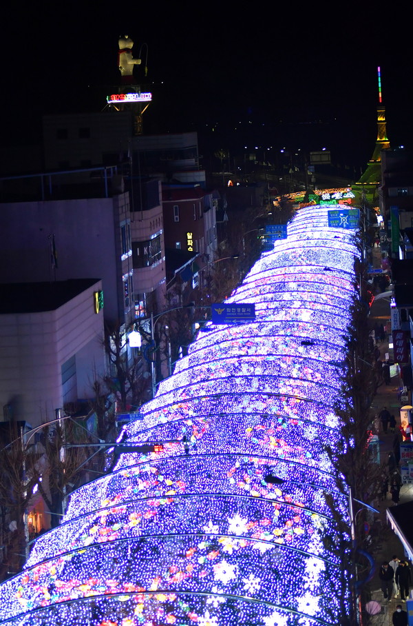 A lighting ceremony of the Hwacheon Sancheoneo Ice Festival  was held on the Seondeung Street on Dec. 24.
