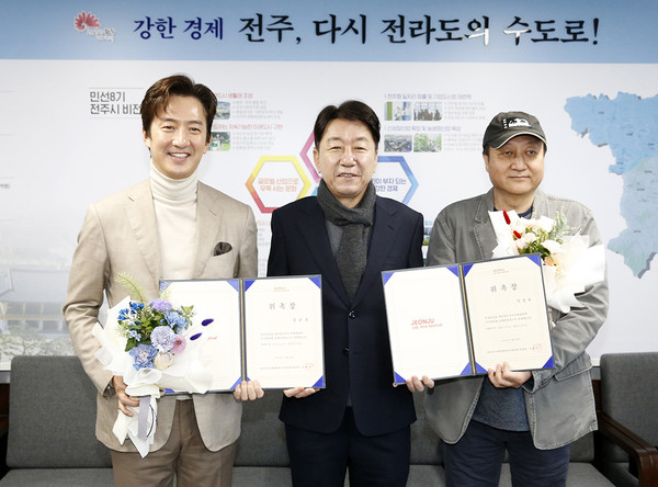 New Festival Co-Directors Min Sung-wook(right) and Jung Joon-ho(left) during the appointment ceremony