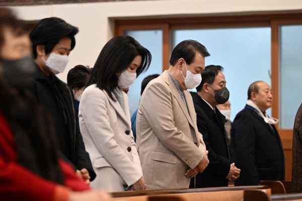 President Yoon Suk-yeol and first lady Kim Keon-hee (third and second from left, respectively) pray at a Christmas service held at Yeongam Church in Seongbuk-dong, Seoul on Dec. 25.