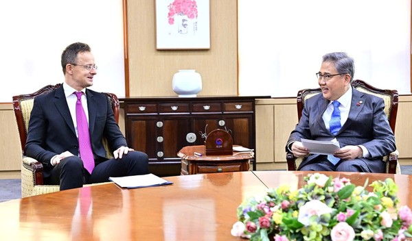 Minister of Foreign Affairs Park Jin (right) and Hungary's Minister of Foreign Affairs and Trade Péter Szijjártó discuss ways to promote bilateral relations between Korea and Hungary in Seoul on Dec. 20, 2022.