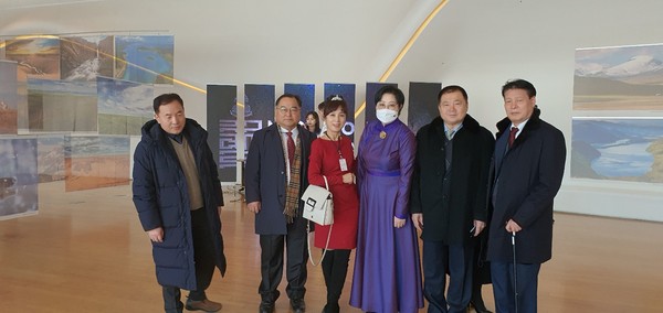 Ambassador Erdenetsogt Sarantogos of Mongolia (fourth from left) poses with guests attending the exhibition. Editorial Writer Ms. Chang Anna is seen third from left.