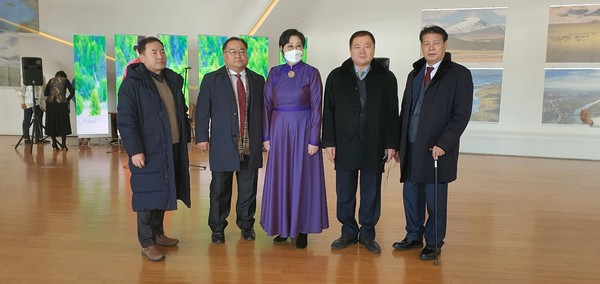 Ambassador Erdenetsogt Sarantogos of Mongolia is flanked on the left and right by Korean guests.