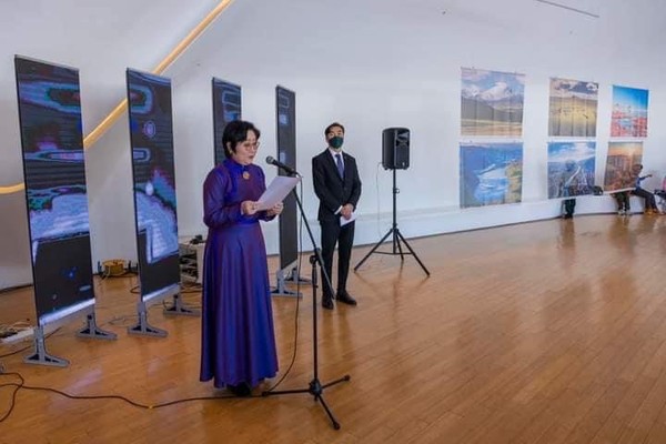  Ambassador Erdenetsogt Sarantogos of Mongolia speaks welcoming the guests to the exhibition and briefing theguests on the art works of Mongolia.