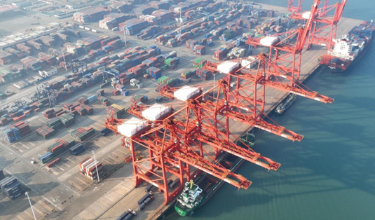 Photo taken on Dec. 7, 2022 shows a container terminal of the Lianyungang Port in east China's Jiangsu province. (Photo by Geng Yuhe/People's Daily Online)